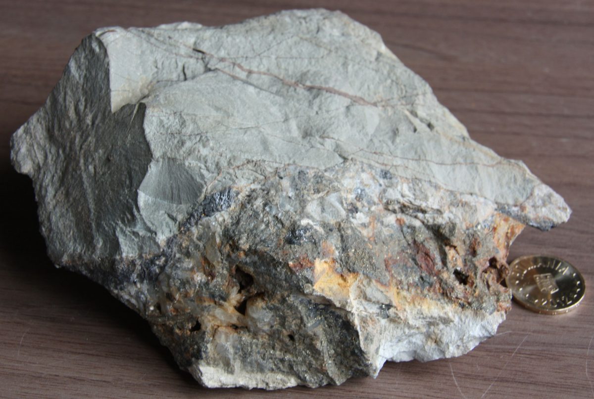 Minereu complex (Galenă + Sfalerit +Pirită) + Cuarţ