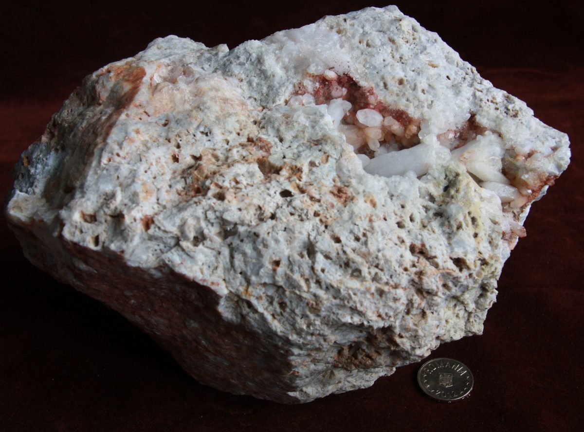 Dacit hidrotermalizat cu geode de cuarţ