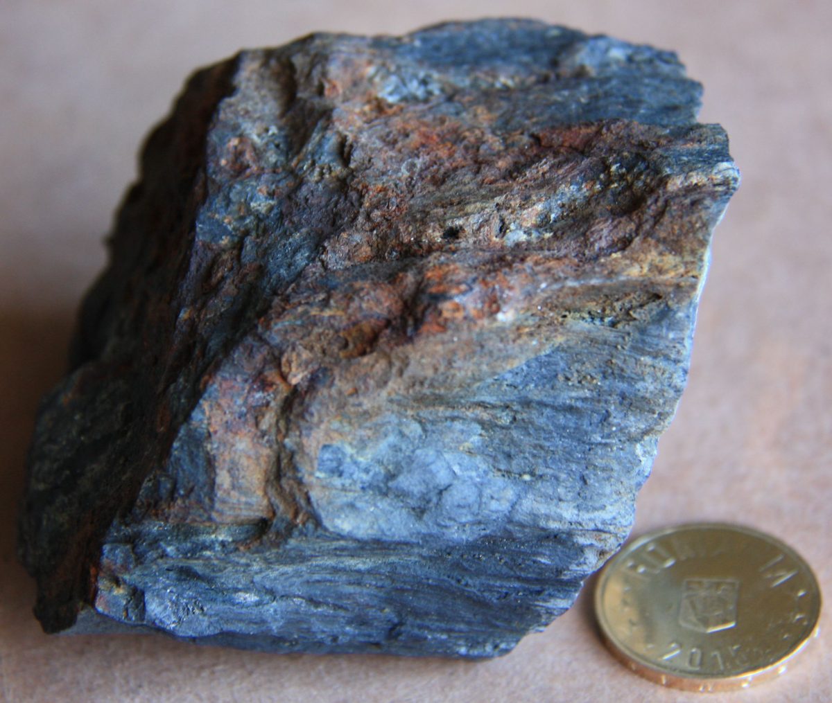 Cuarţit negru mineralizat