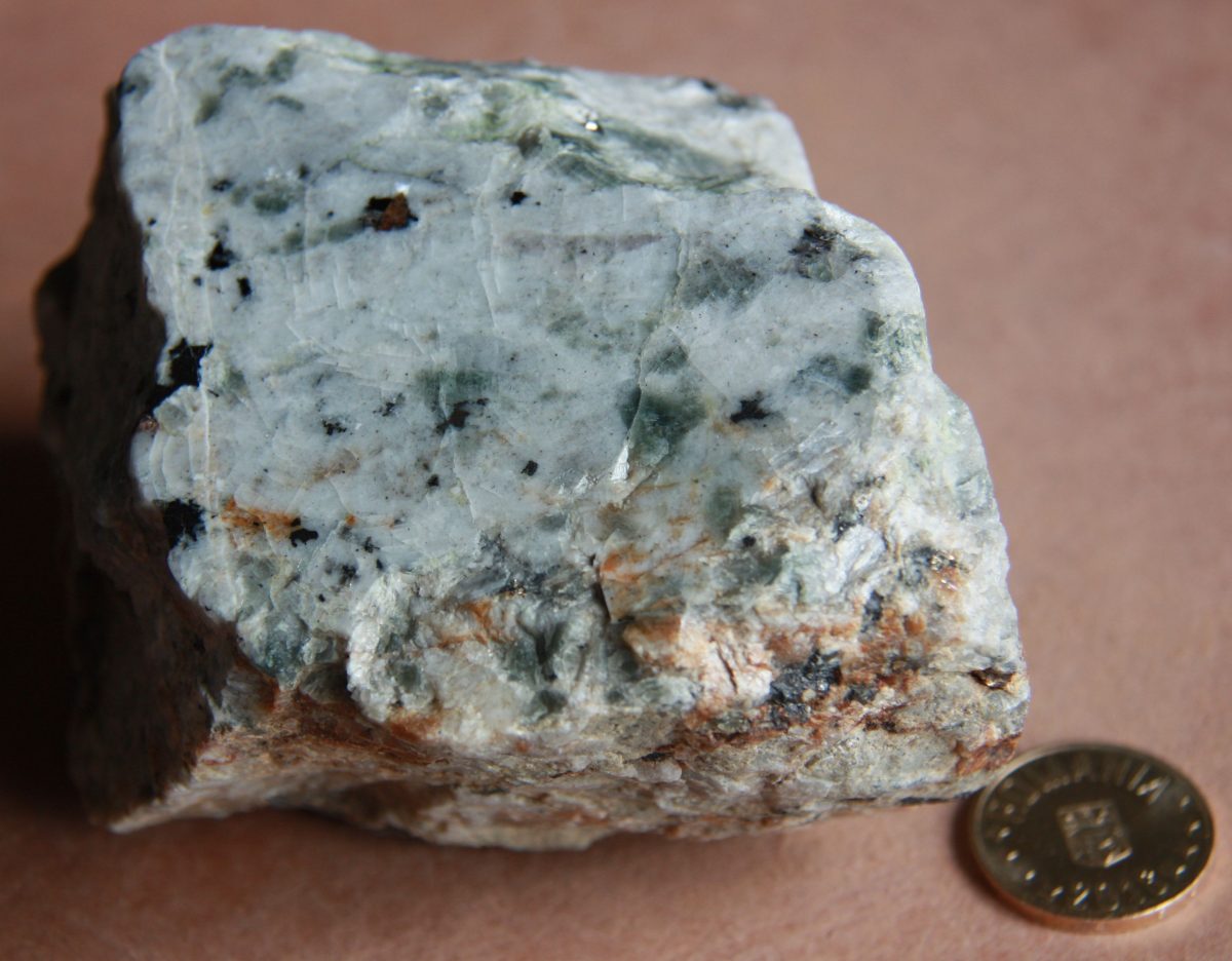 Sienit nefelinic cu zircon