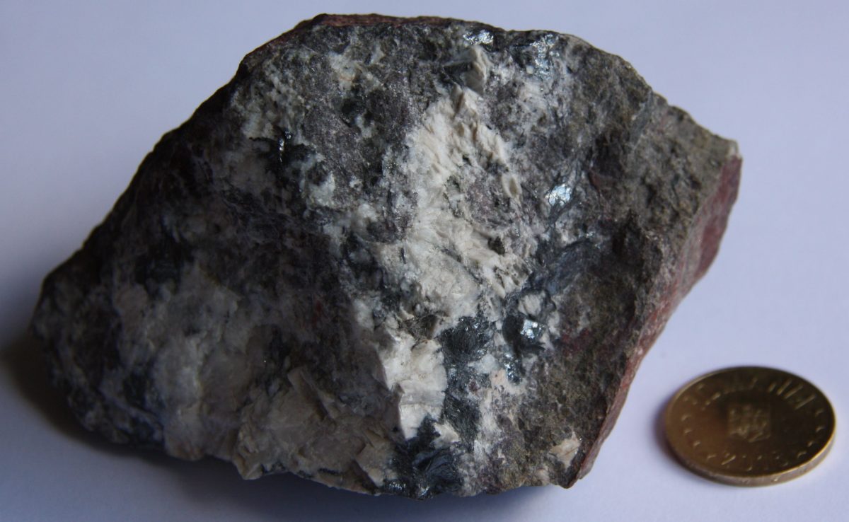 Skarn cu oligist şi calcit