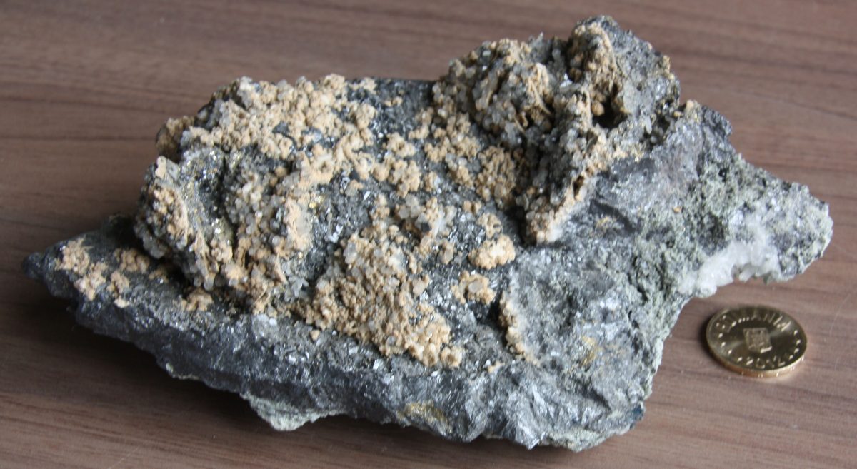 Minereu complex (Sfalerit + Calcopirită) + Calcit + Cuarţ