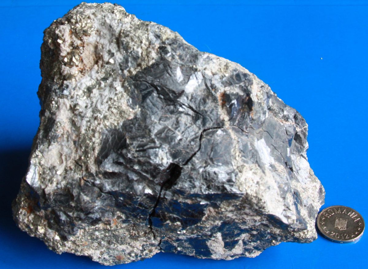 Minereu complex (pirită + sfalerit) + calcit