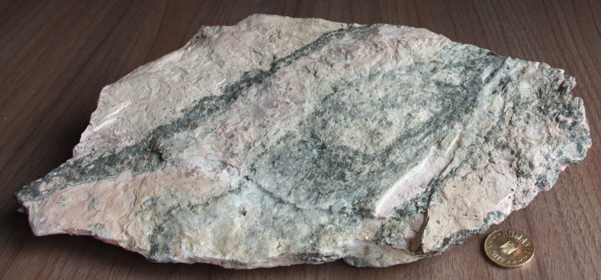 Minereu complex (Calcopirită + Galenă) + Rodocrozit + Cuarţ