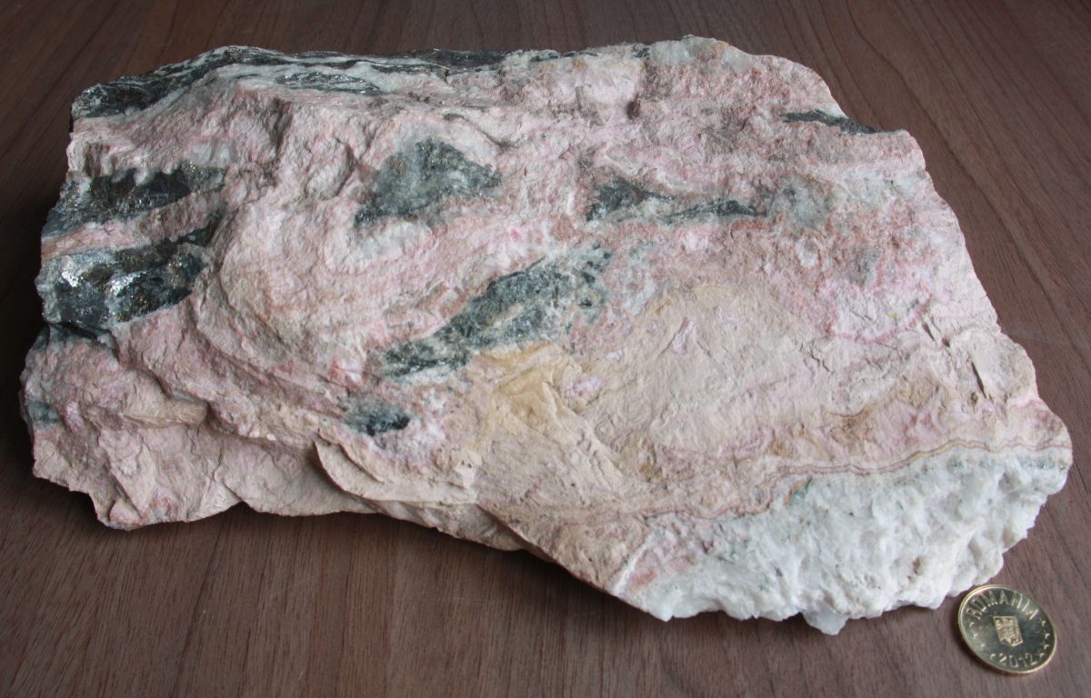 Rodocrozit + Minereu complex (Sfalerit + Calcopirită + Galenă) + Cuarţ