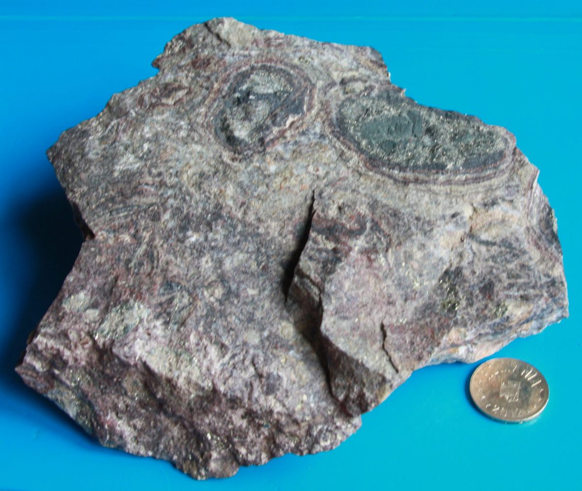 Pebble dyke breccia
