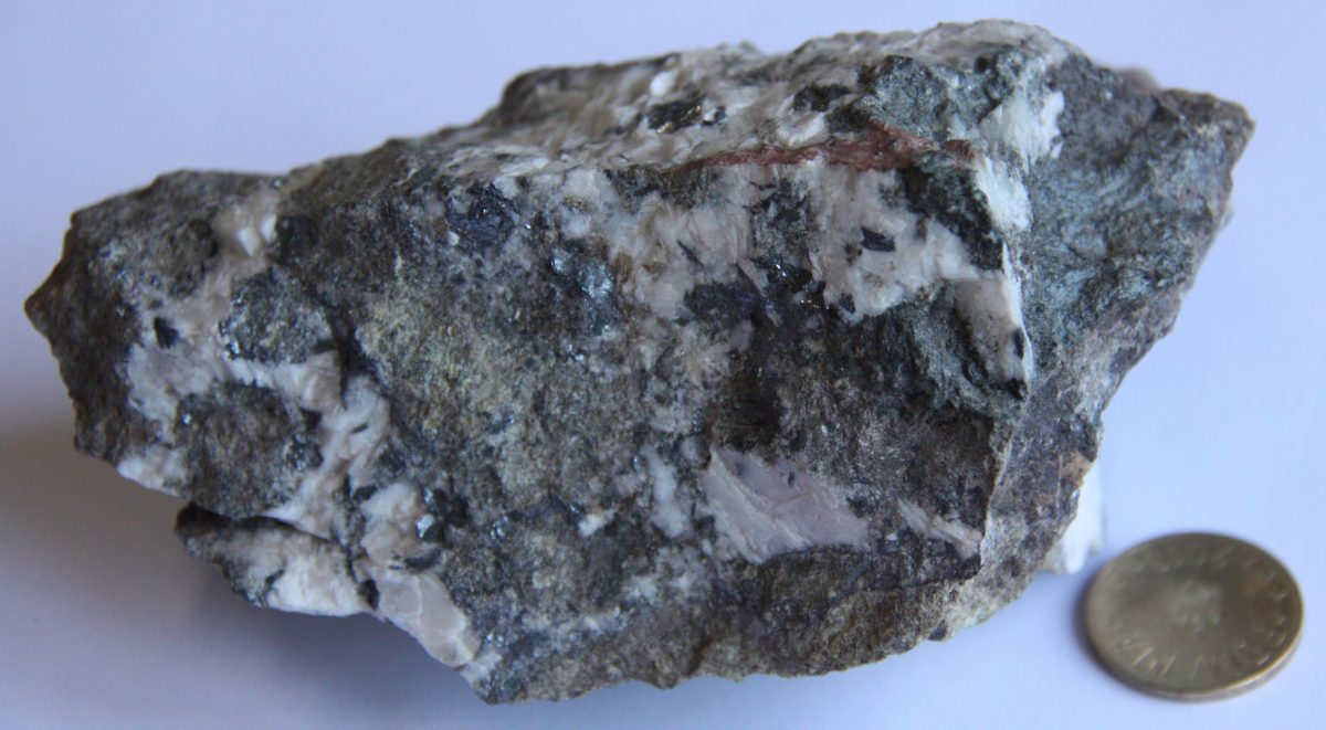 Skarn granatifer cu clorit, calcit, oligist, bismutină
