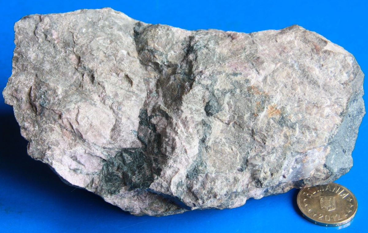 Minereu de mangan (Rodocrozit + Rodonit) + cuarţit negru