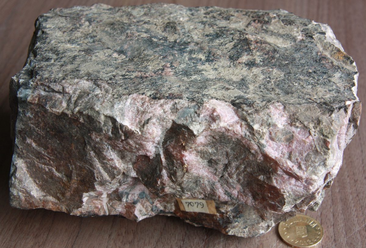 Minereu de mangan [Rodocrozit + Rodonit + Manganogrunerit (Dannemorit)]