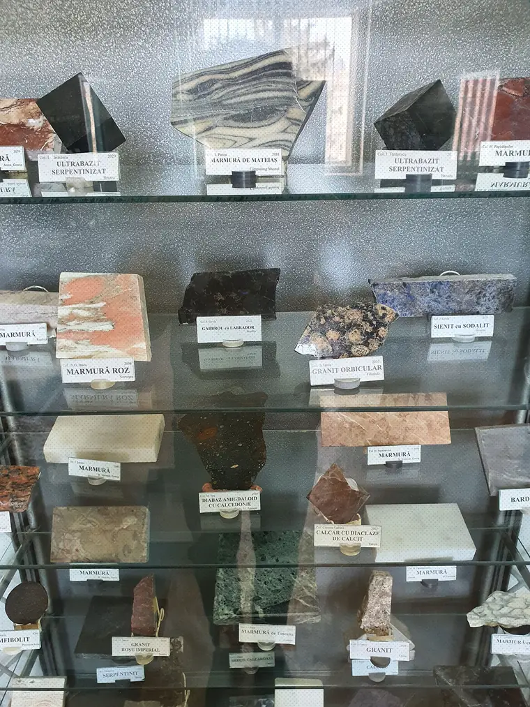 Fotografie din Colecția de Mineralogie și Petrografie, imaginea 1